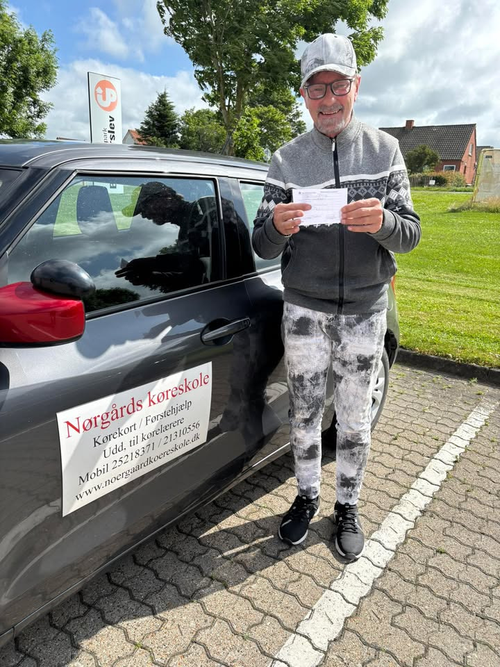 John Salvesen fra Nørgaards Køreskole har bestået køreprøven