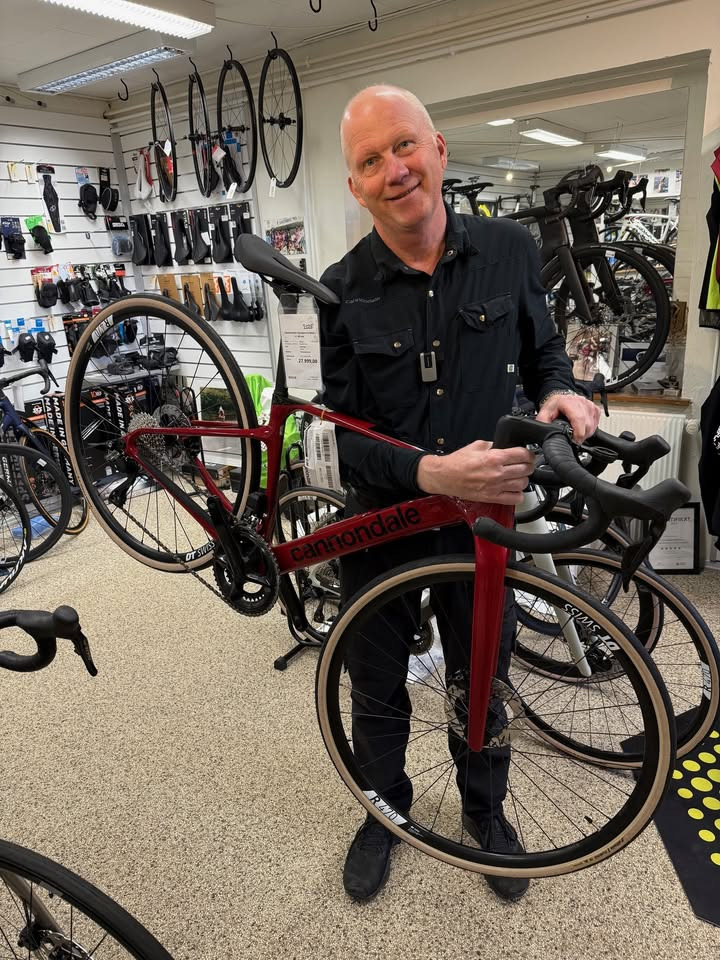 Per P. Cykler præsenterer den perfekte valentinsgave: En flot rød Cannondale