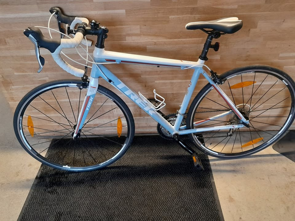 Midtsjællands Knallertservice v/Jan Saxe Andersen tilbyder let brugt Trek dame racercykel til salg