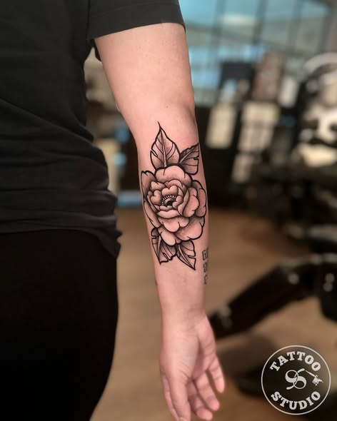 Tattoo Studio 96 Aalborg viser en black & grey blomstertatovering af Lea