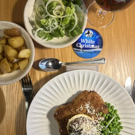 Den Hvide Hest Kolding serverer julekalveschnitzel med et sprødt pift