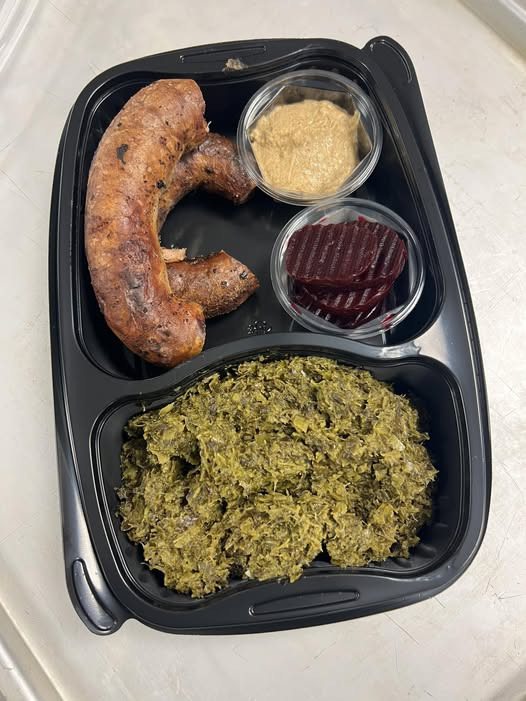 Meny Aabybro frister med stegt medister og grønlangkål i delikatessen i dag