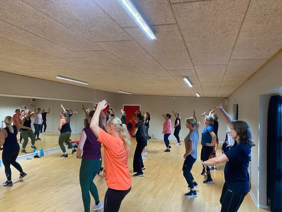 Skal du prøve uforpligtende og sjov fitnessdans med plads til egne trin? 
