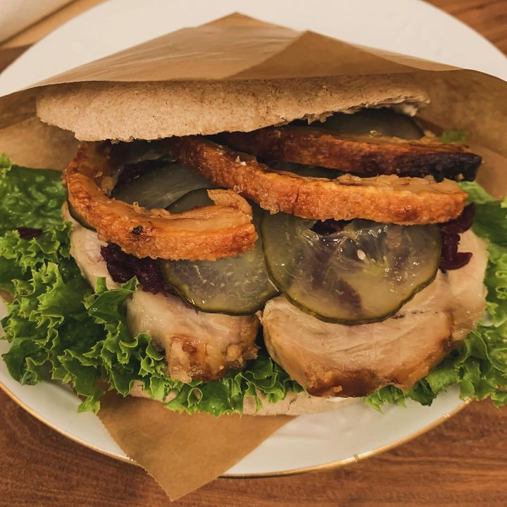 Fru Hansens Butik & Café serverer flæskestegssandwich i efterårsferien