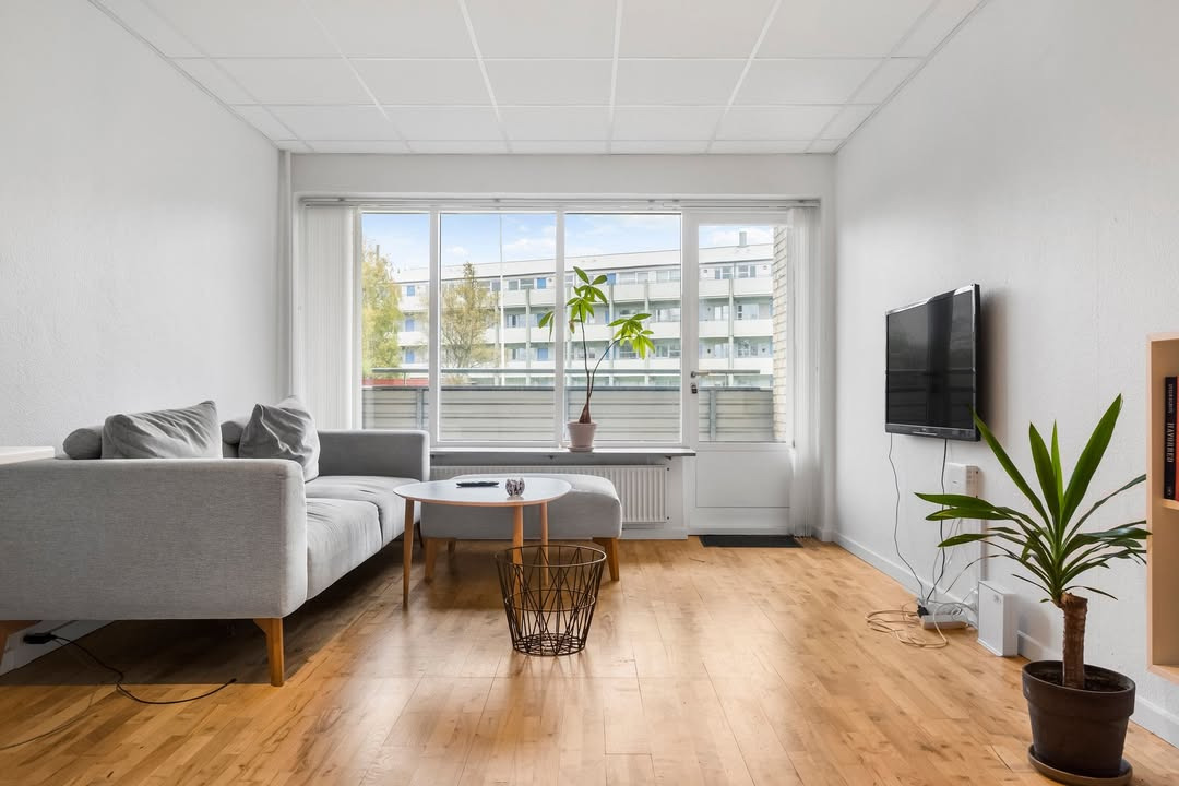 Mæglerhuset Aalborg fremviser lys og velholdt 2V'er med skøn overdækket altan i Vejgaard