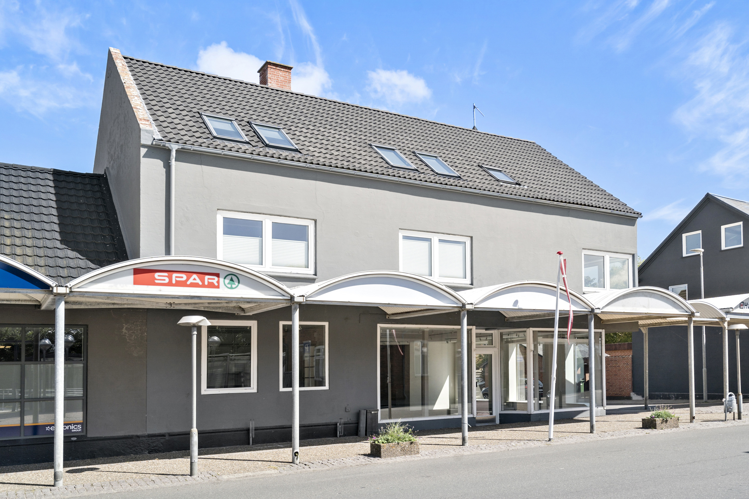 Velbeliggende bolig- og er­hvervs­le­je­mål i hjertet af Hvidbjerg