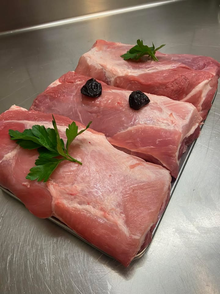 Elling Slagterforretning v/Louise le Fevre Sjøberg Karlsen præsenterer weekendtilbud på rullestege og kyllingebryst 