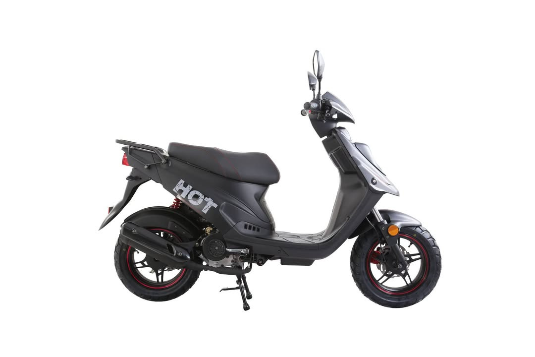Midtsjællands Knallertservice tilbyder MotoCr Hot 50 scooter med topudstyr til 17.995 kr.
