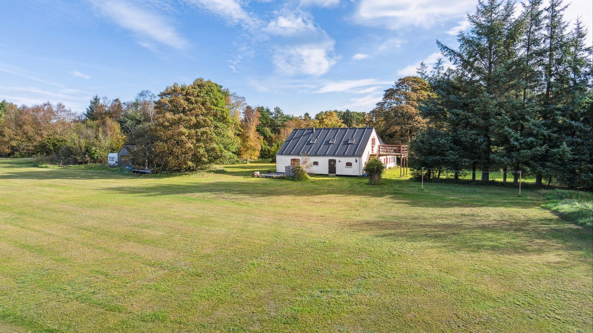Ejendomsmæglerfirmaet Thomas Risager A/S præsenterer unik ejendom uden bopælspligt i naturskønne omgivelser i Jerup