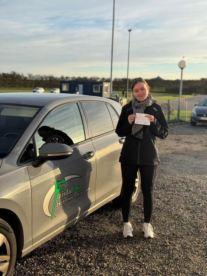 Cecilie bestod kørekort hos Frisdal Køreskole I/S i første forsøg uden ekstratimer