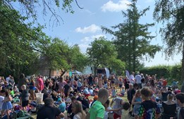 5000 skolebørn nød sommervejr  og musik ved Oust Mølle Rock 2023