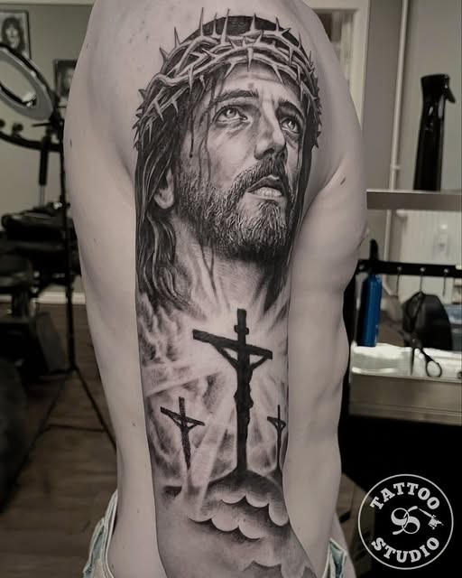 Tattoo Studio 96 Aarhus viser et Black & Grey-realismestykke af Kola