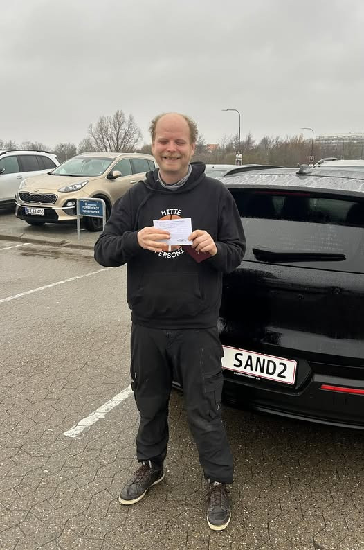 Kenneth Sand Køreskole fejrer Anders G. B. Jensens beståede køreprøve i første forsøg