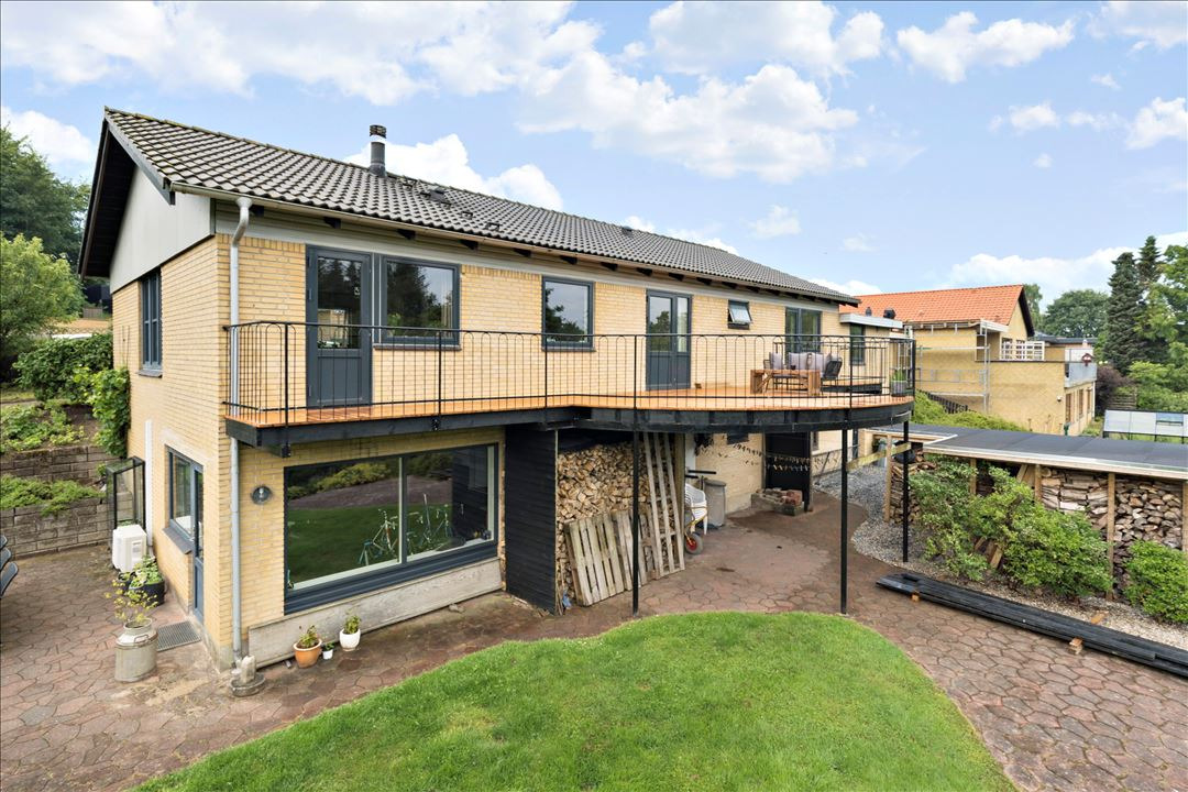 Til salg hos EDC Torben Larsen: Udsigtsvilla i Virklund helt tæt på skoven