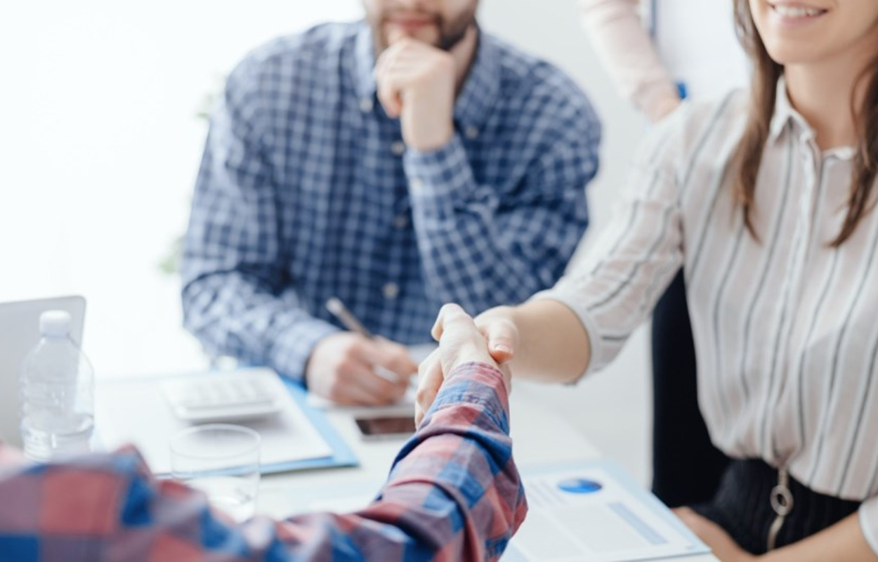 Tæt dialog med virksomheder gør Norddjurs Kommunes rekrutteringshjælp bedst i Østjylland