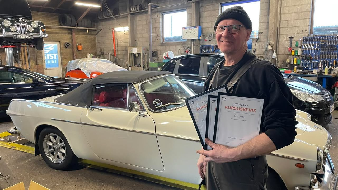 Gjellerup Auto fejrer Bos succes som nyuddannet el-bil tekniker