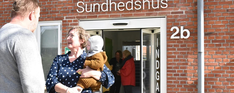 Fejrer 1 år med kage og åbent hus