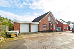 RealMæglerne Esbjerg fremhæver byhus med dobbeltgarage og skønne udearealer
