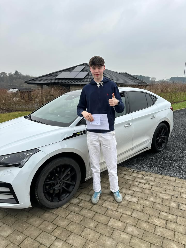 Frisdal Køreskole I/S fejrer Christian Axelsen for at bestå køreprøven i første forsøg