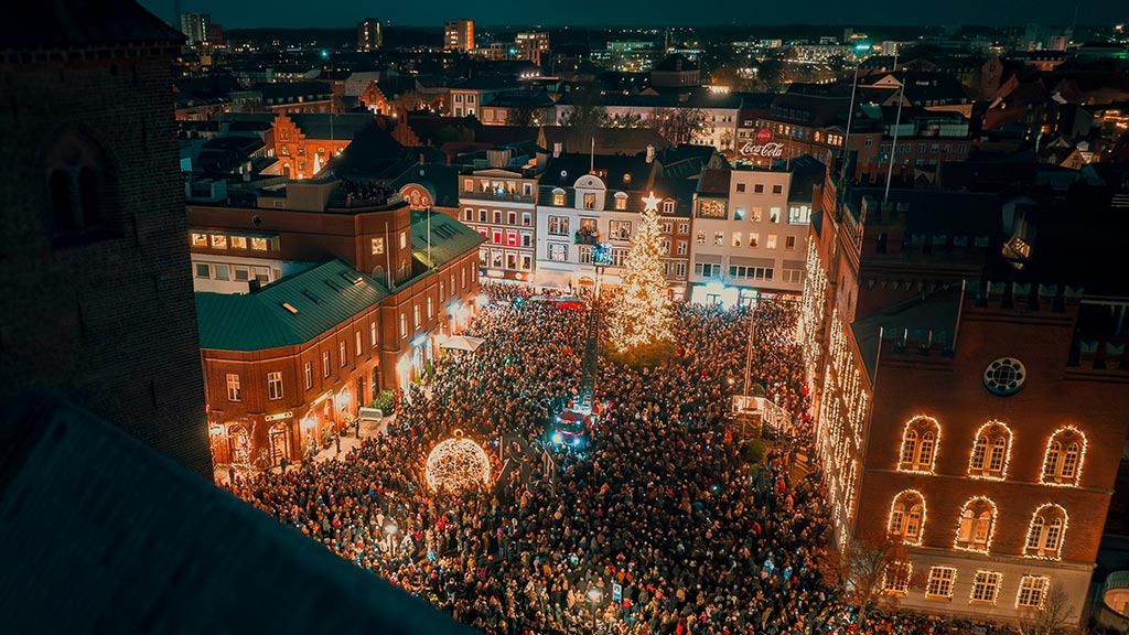 Julestemning indtager Flakhaven til den årlige juletræstænding