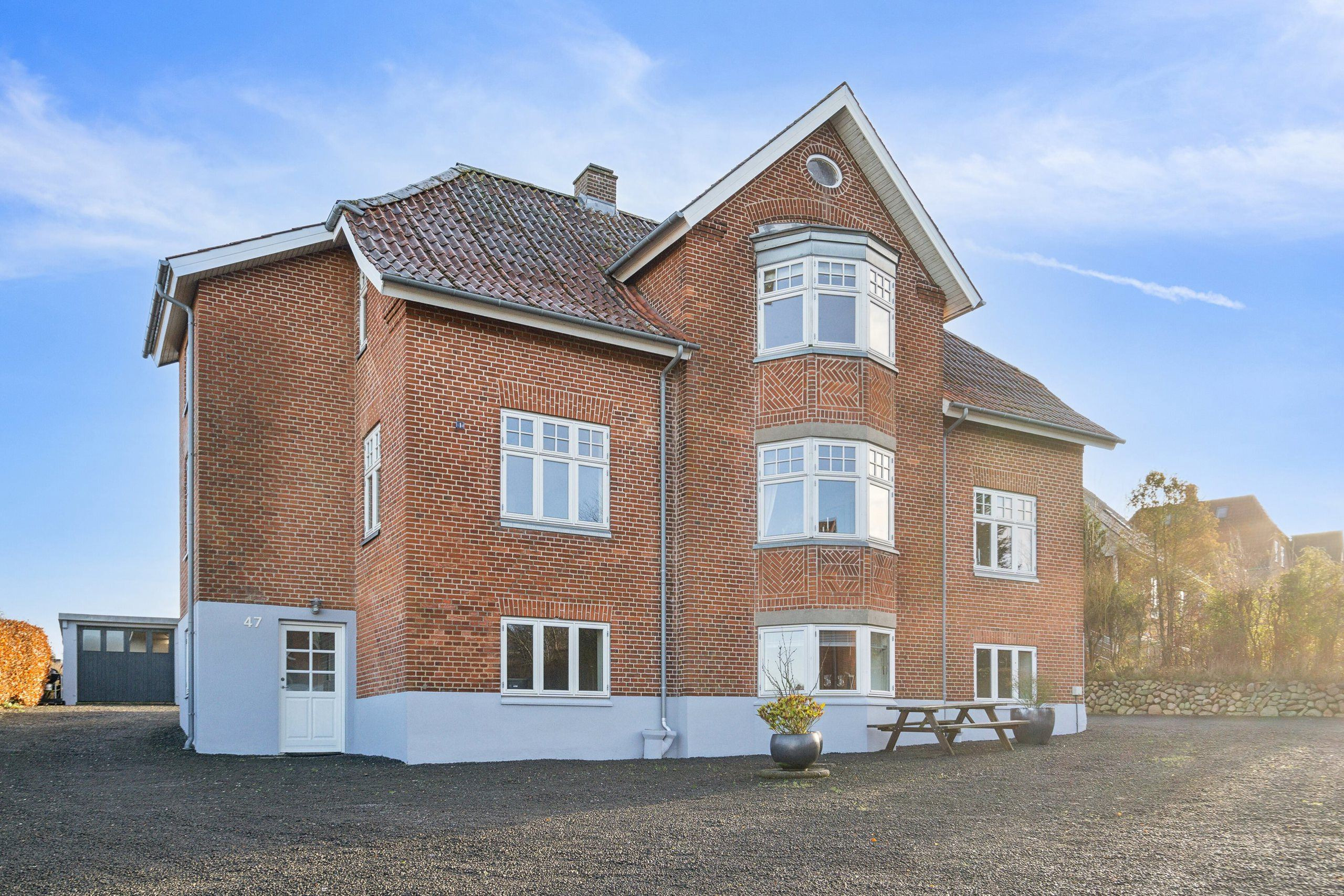 Luksusbolig netop kommet til salg i Hadsten: Se hvad du skal smide for Hadstens dyreste adresser her