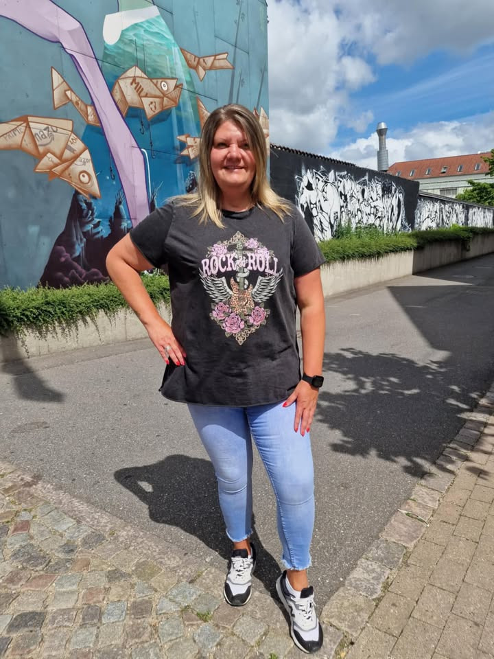 Ny t-shirt hos Only Curves: Rock n’ Roll møder blomster til kun 179,95 kr.