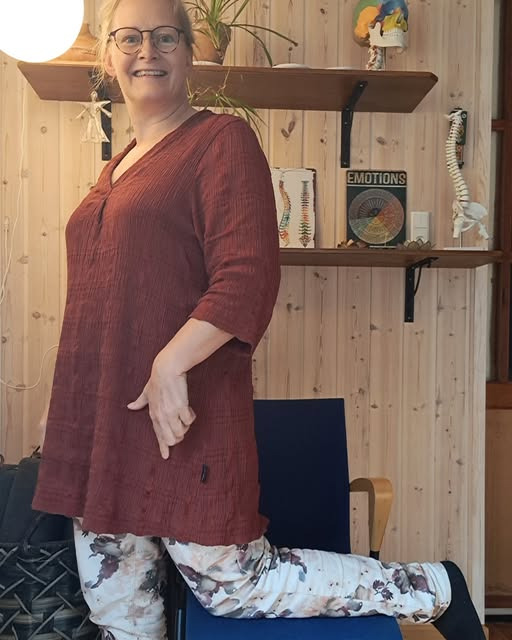 Granli Velvære viser udstrækning af lår på stol