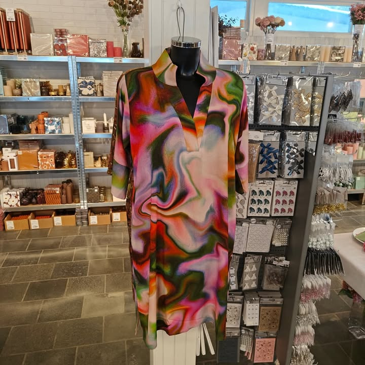 Nyhed fra Elins Butik: Oplev den farverige duCarly-kjole fra DuMilde