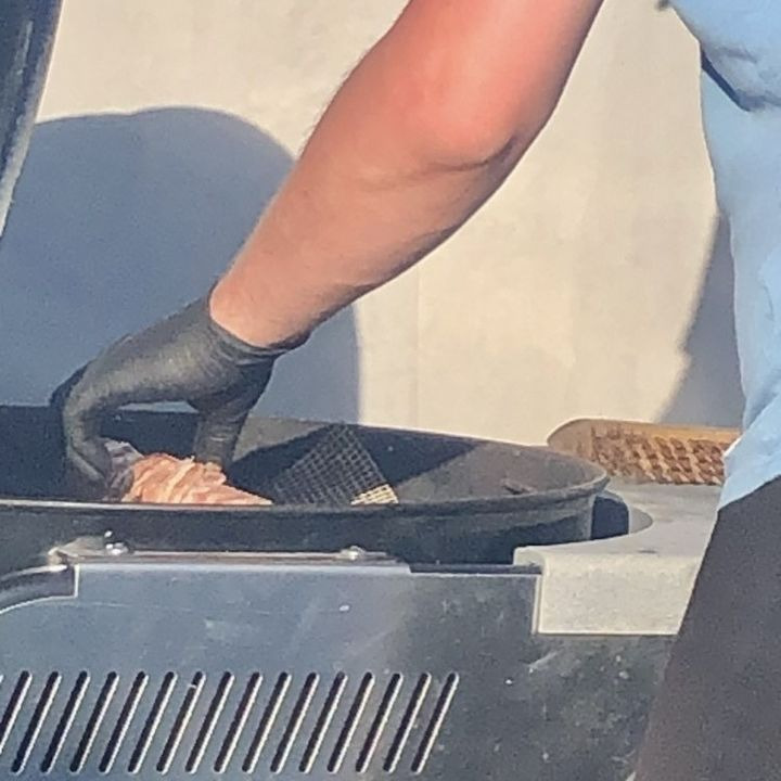 Frændes Madværk spørger: hvad er mest hyggeligt at grille med – kul eller gas?