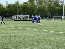 Udebanedrama for HIK 2 U16 piger: trods ni spillere gør holdet en stærk indsats mod Amager Pigefodbold 2