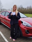 Julie fejrer kørekortsucces hos StartDriving.dk - Hosbonds Køreskole