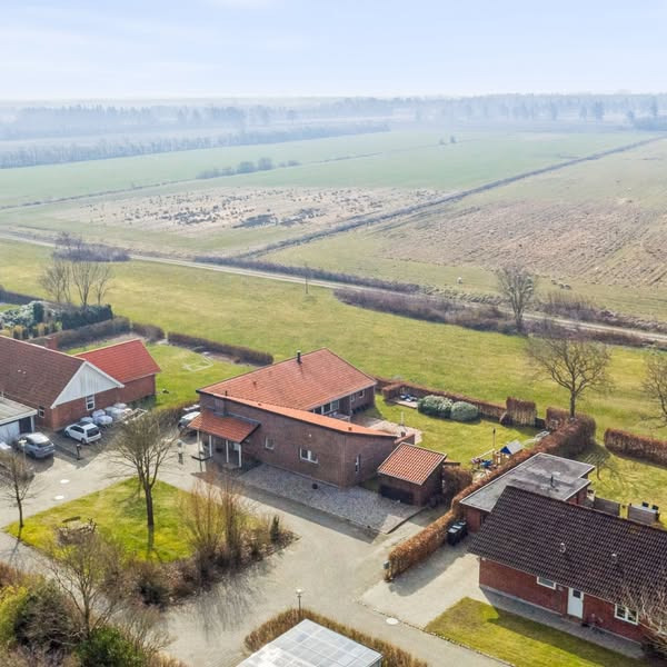 Ribe Mæglerne præsenterer arkitekttegnet villa med naturskøn udsigt i Øster Vedsted