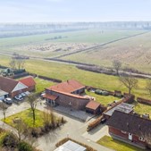 Ribe Mæglerne præsenterer arkitekttegnet villa med naturskøn udsigt i Øster Vedsted