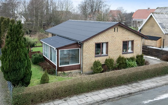 Indflytningsklar villa med udestue, sydvendt terrasse og god beliggenhed