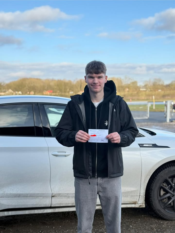 Magnus imponerer til køreprøven hos Frisdal Køreskole I/S