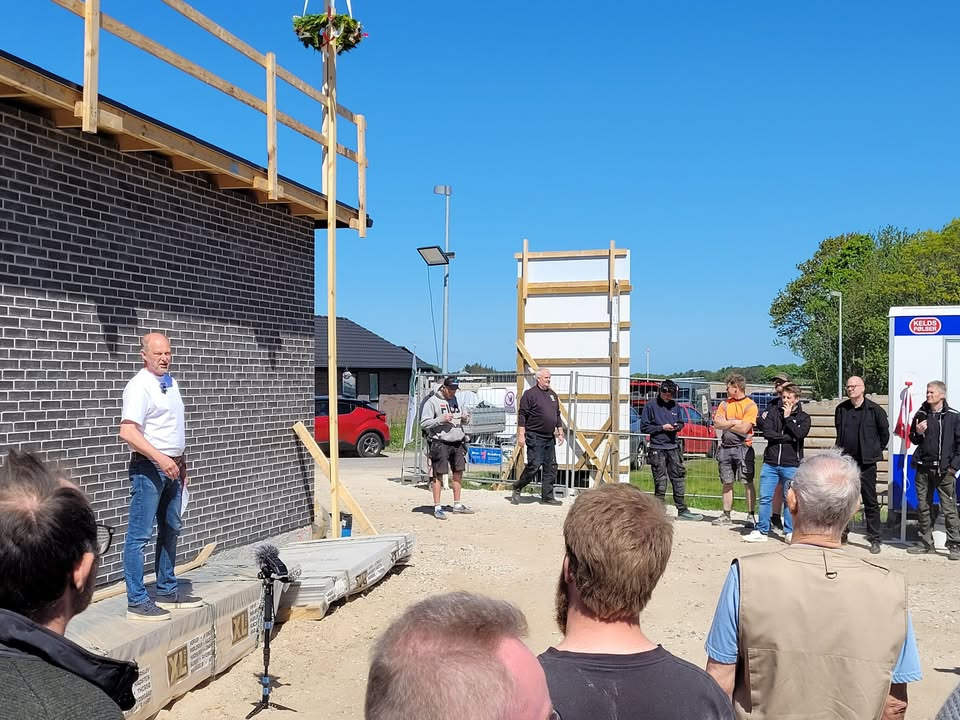 RandersBolig fejrer rejsegilde for nye rækkehuse i Over Hornbæk