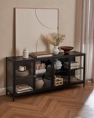 Bolighuset Thisted præsenterer Como: Skab en indbydende spisestue med stilrene vitrineskabe i sort metal