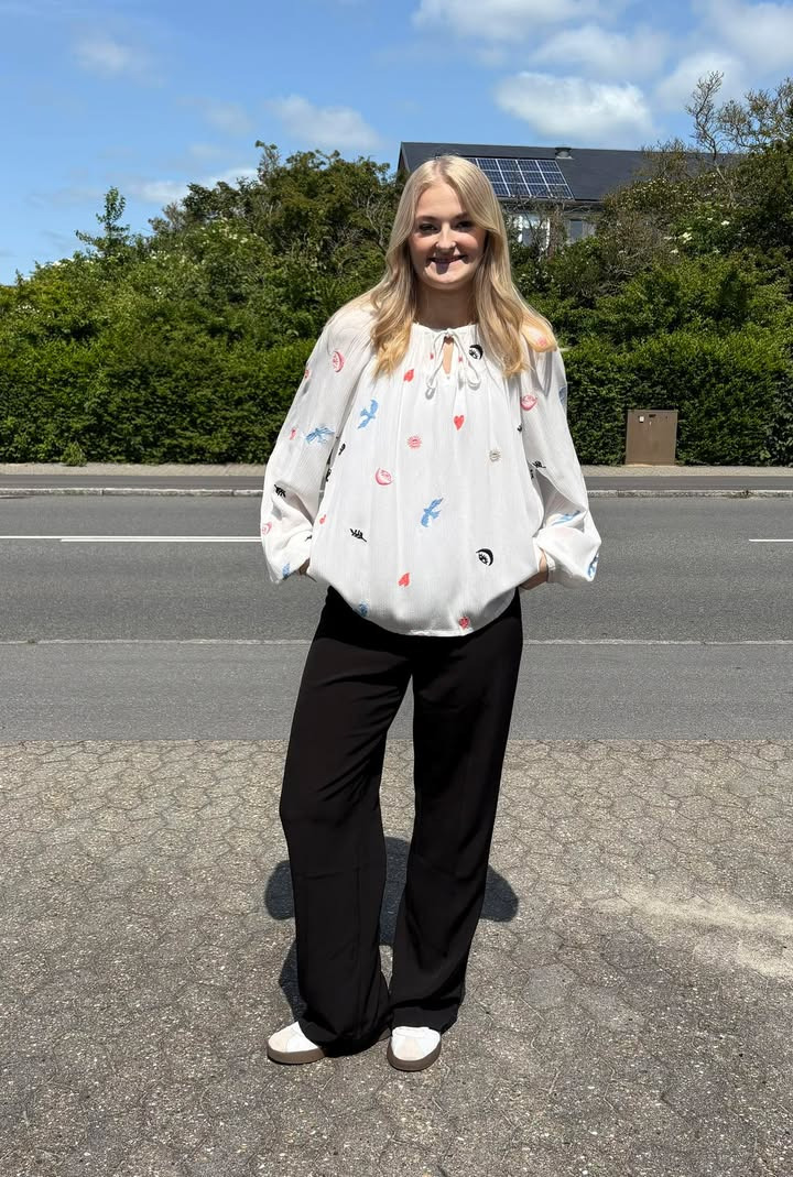 Rosengreen annoncerer udsalgsbluse fra Cream til halv pris