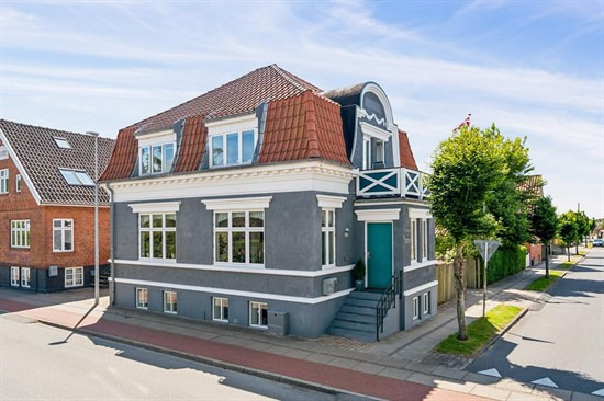 Super spændende og smuk byvilla ved Brønderslev centrum.