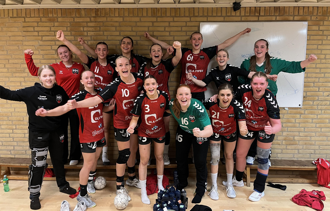 Horsens HK-pigerne fik givet en huskekage til Ikast Håndbold med storsejr