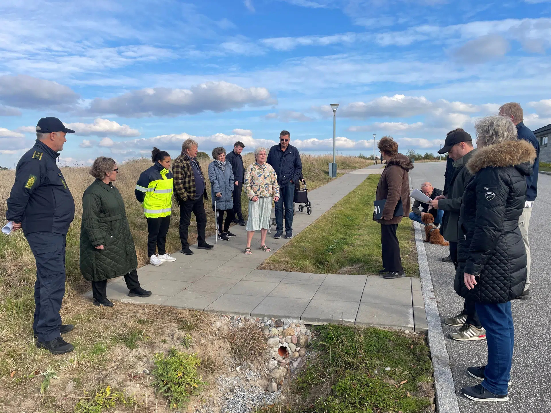Borgere og myndigheder gik tryghedsvandring i Svenstrup for at styrke fællesskab og sikkerhed