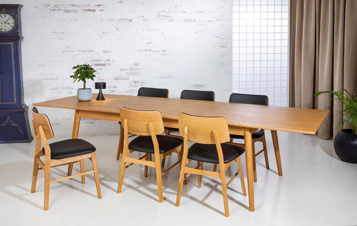 Hovelind Møbler tilbyder Aurora Butterfly spisebord i massivt egetræ på tilbud