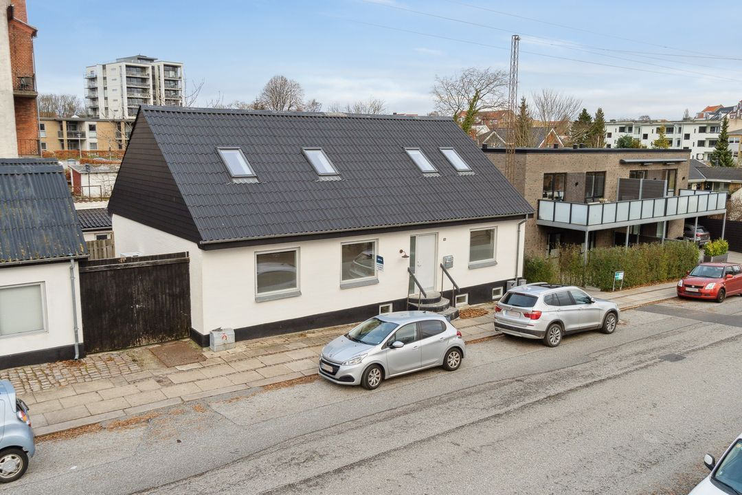 RealMæglerne Klaus Larsen præsenterer: Totalmoderniseret byhus nær Værket til salg