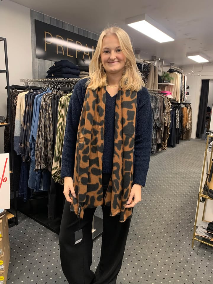 Rosengreen tilbyder stort rabat på tørklæde fra Black Colour i dagens lågeudtræk