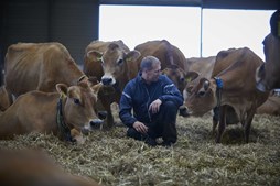 Landmanden Jakob fra Gelsted åbner sin gård for 1.000 mennesker, så de med egne øjne kan opleve, hvordan et moderne landbrug fungerer.