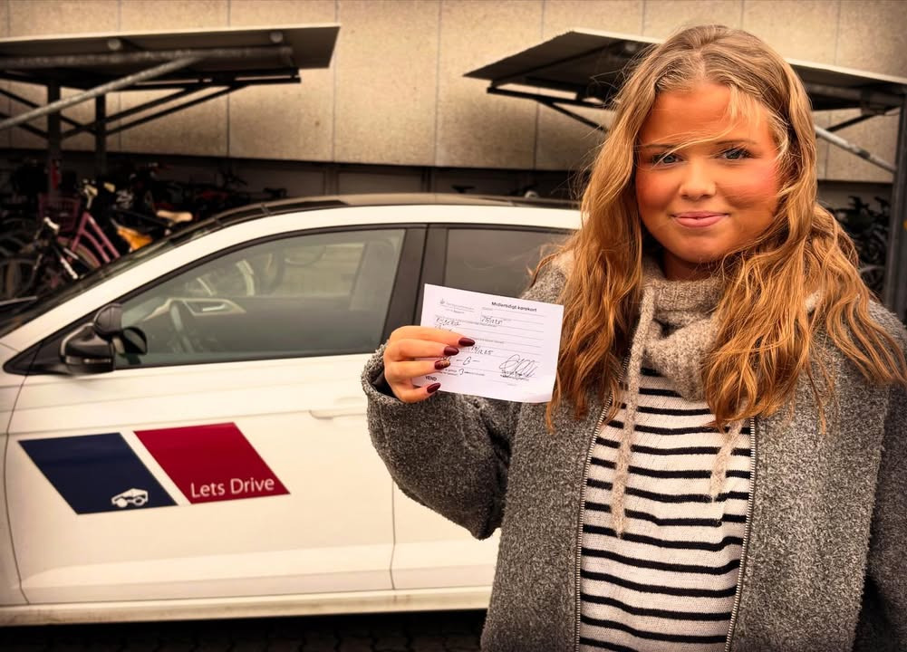 Lets Drive fejrer Nanna for at bestå køreprøve første gang