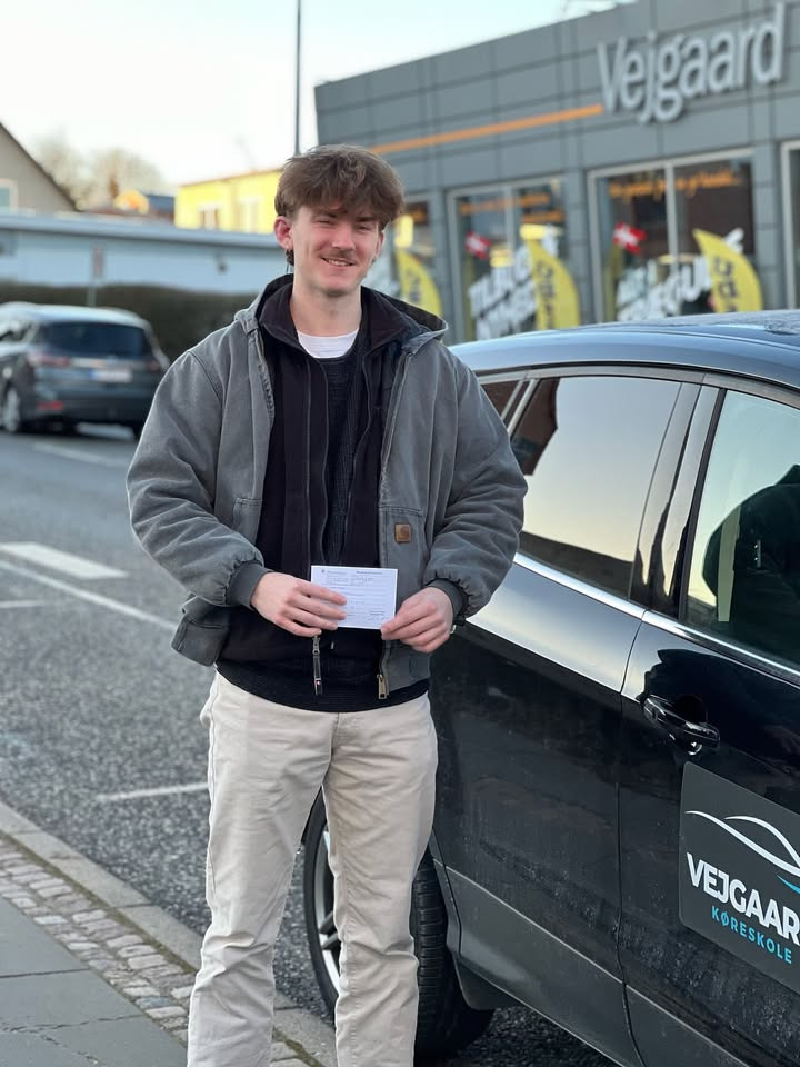 Noah fik kørekort i første hug hos Vejgaard Køreskole v/Morten Rode
