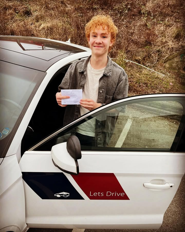 Lets Drive fejrer Sanders succes ved køreprøven i første forsøg