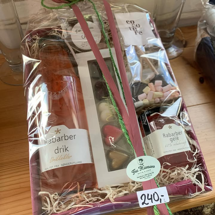 Fru Hansens Butik & Café har mange fine gavekurve i butikken