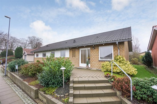 Bakkedraget 6 og 1 anden boliger er kommet til salg denne uge i Jelling - se boligerne her.